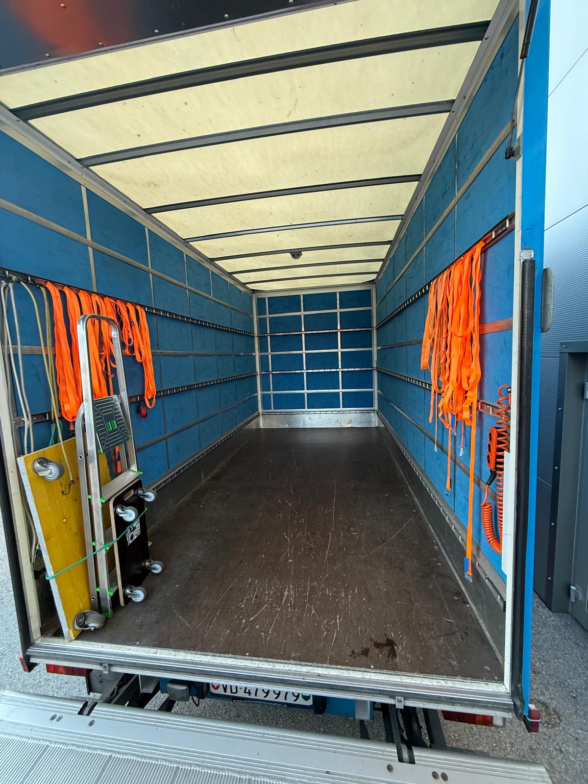 Intérieur équipé d'un camion TOP8 pour le transfert de bureaux et mobilier professionnel