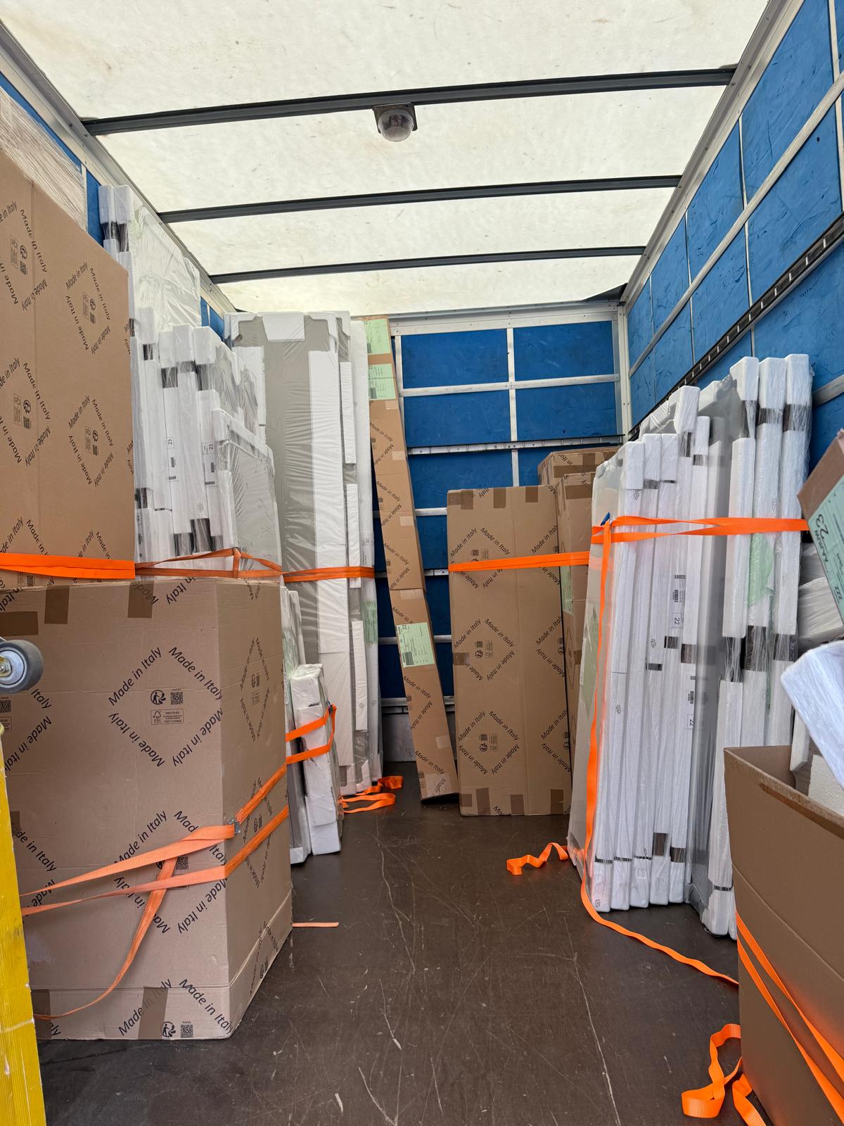Camion TOP8 chargé de meubles emballés et sanglés lors d'un déménagement